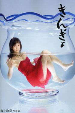 在厨房拉开裙子和嫂子